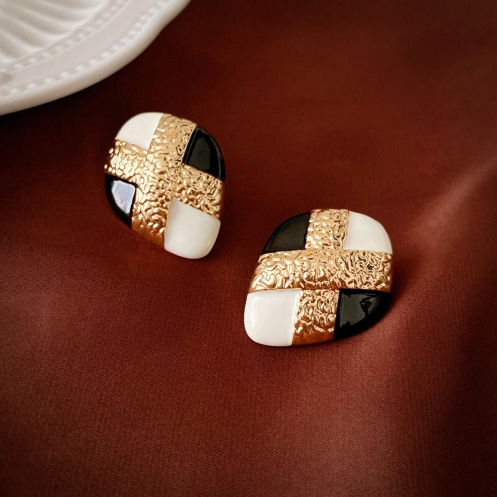 Second-hand earrings, earring accessories